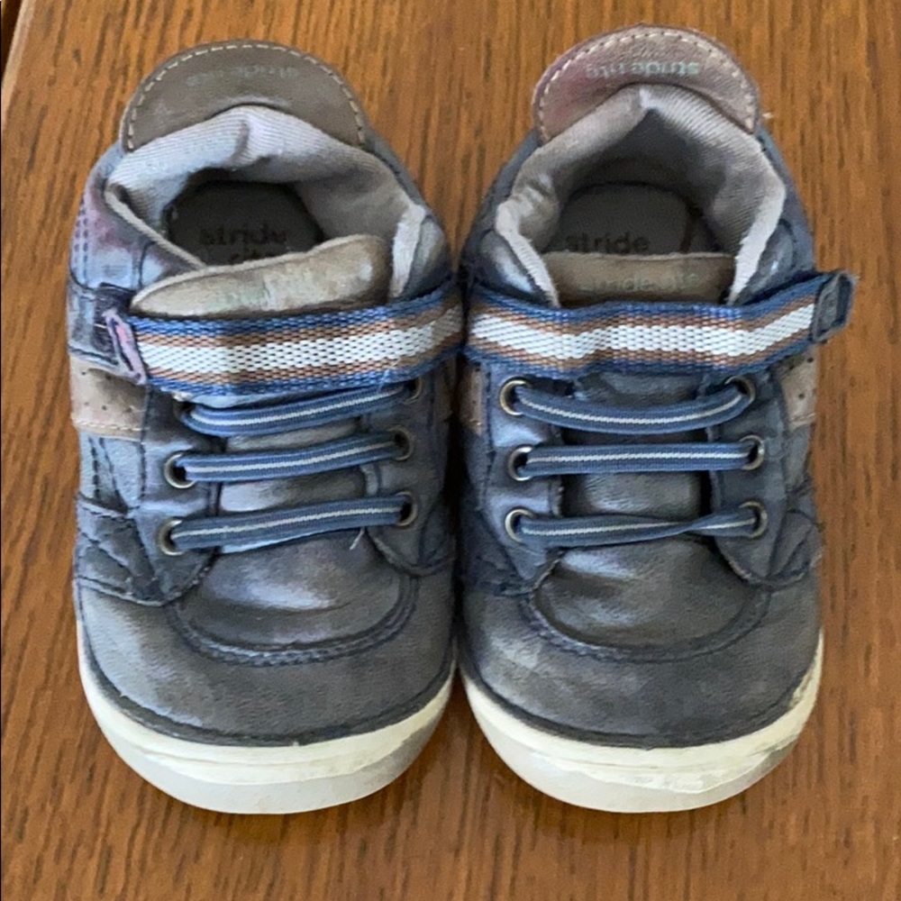 5.5 xw stride right leather sneakers